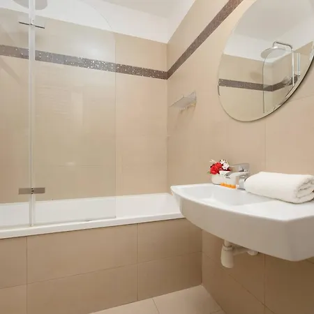 Wooden Bellottiego With Parking By Renters