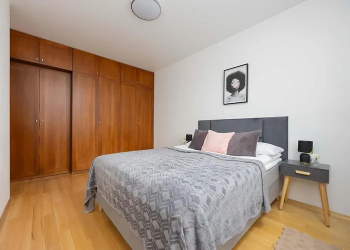 Wooden Bellottiego With Parking By Renters وارسو